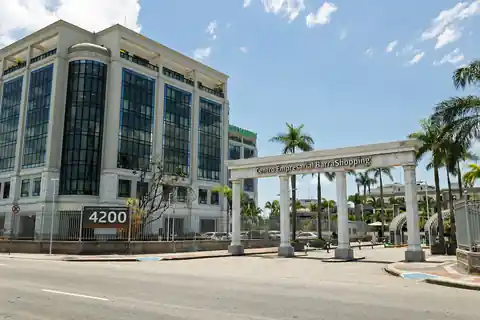 Fachada do Centro Empresarial BarraShopping, Av. das Américas, 4.200